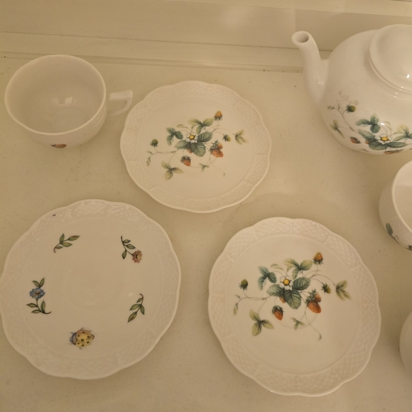 ⭐️40% Off⭐️ Vintage Style Floral Garden Teapot and 3 Teacups Set - Picture 7 of 11